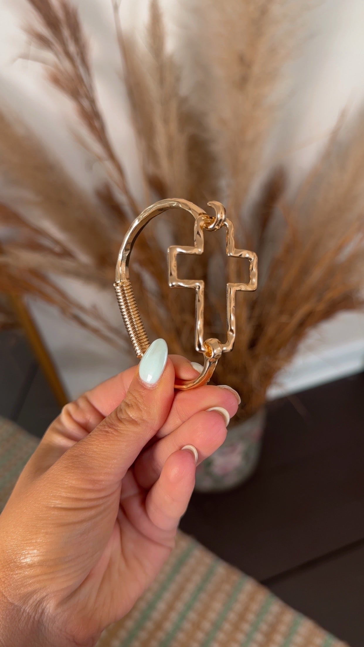 RESTOCK Cross Cuff Bracelet - Gold