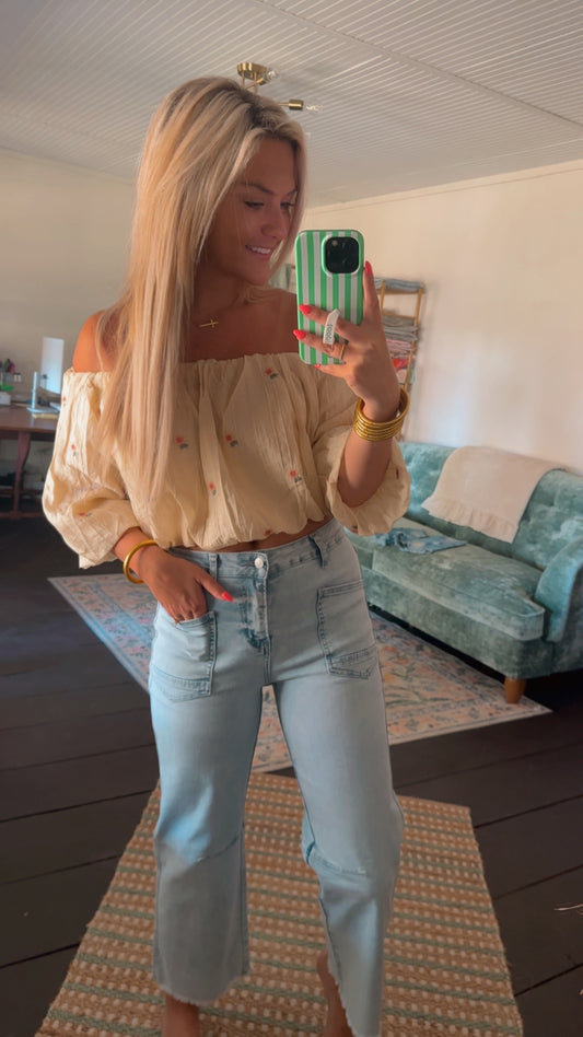 Solid Frayed Regular Cropped Light Wash Jeans